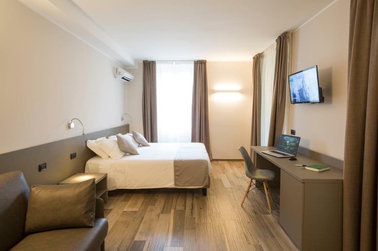 Hotel Baia Di Pare Valmadrera Kültér fotó
