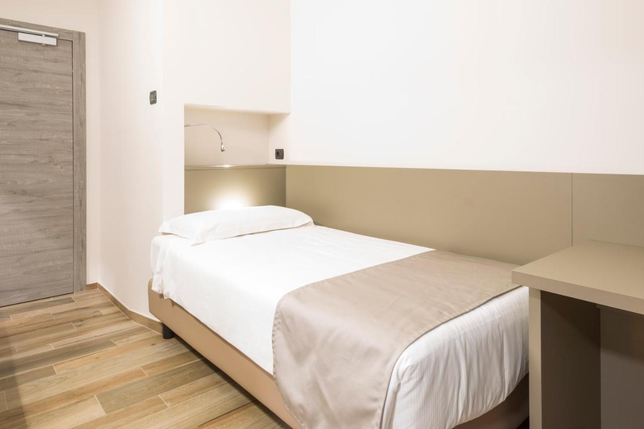 Hotel Baia Di Pare Valmadrera Kültér fotó