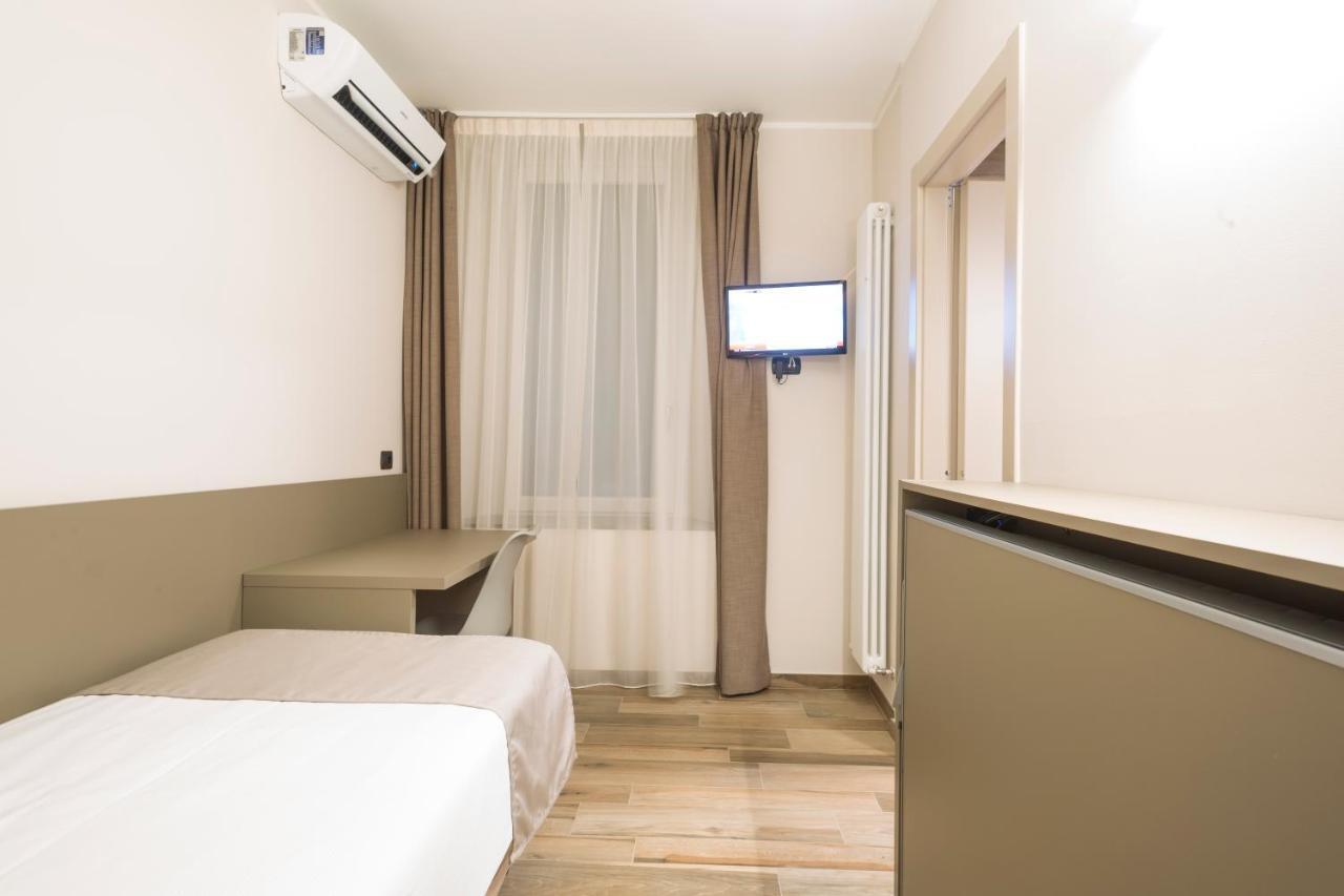 Hotel Baia Di Pare Valmadrera Kültér fotó